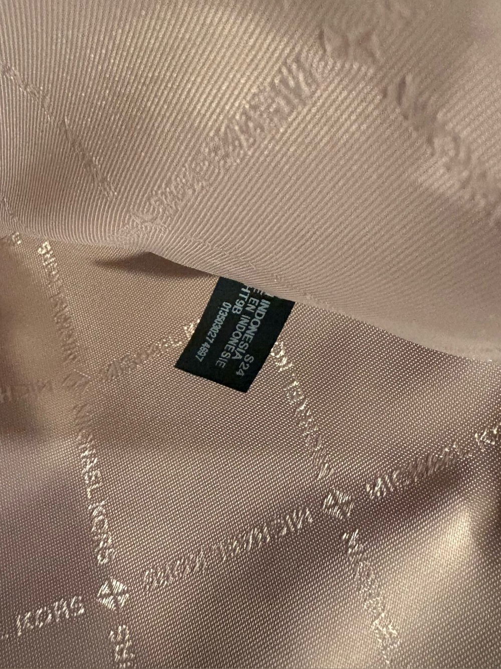 Michael Kors Sheila Large Tote - Picture 5 of 6